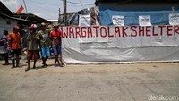 Menurut mereka lokasi tersebut tidak hanya rumah tinggal bagi mereka. Kampung itu juga merupakan tempat warga mencari penghidupan.