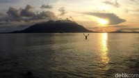 Tak sabar ingin mengunjungi Pulau Senoa? Dari pusat Kota Ranai pengunjung dapat menuju ke Pelabuhan Sepampang untuk menggunakan kapal-kapal pompong yang siap disewa untuk menuju ke Pulau Senoa. Tarif kapal tersebut sekitar Rp 300 ribu hingga Rp 500 ribu untuk pulang-pergi.