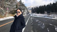 Gaya Nat saat jalan-jalan di Jepang (Instagram/@nitchaon)