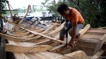 Mengintip Proses Pembuatan Kapal Pompong di Natuna