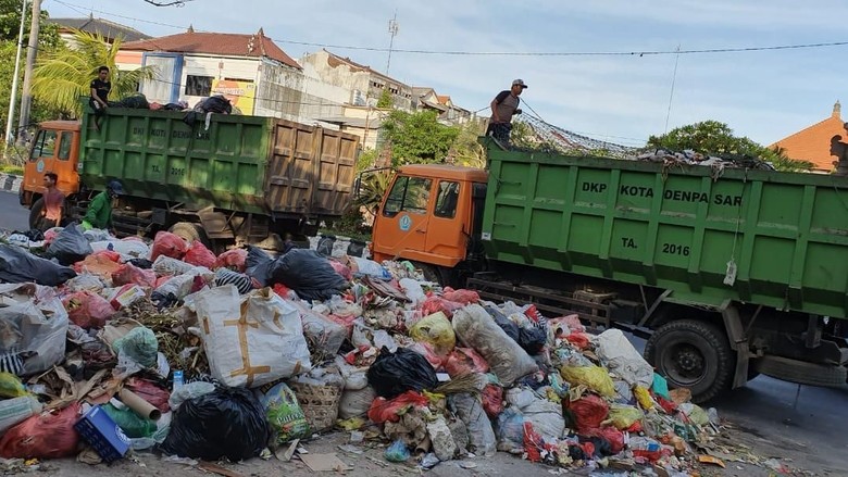 DLHK Badung Stres Pembuangan Sampah ke TPA Suwung Dibatasi 15 Truk/Hari DLHK Badung Stres Pembuangan Sampah ke TPA Suwung Dibatasi 15 Truk/Hari