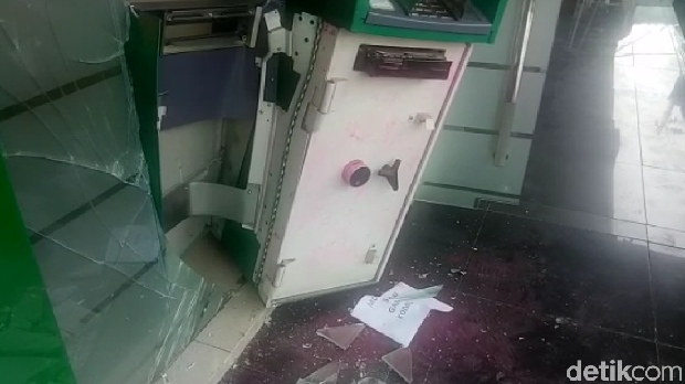 Mesin ATM nyaris dibawa kabur pencuri di Semarang.