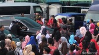 Para fansnya pun mengikuti Betrand saat ia masuk ke dalam mobil. Desi/detikHOT