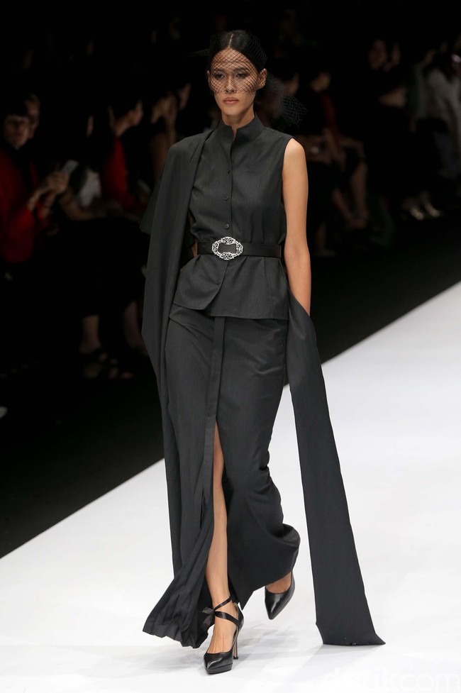 Auguste Soesastro membuka fashion show DFK (Dewi Fashion Knight) tahun ini dengan mengangkat tema Javanese Invasion di Jakarta Fashion Week 2020, Senayan City, Jakarta. Senin [28/10/2019]. Foto: Rachman Haryanto/detikcom