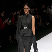 Auguste Soesastro membuka fashion show DFK (Dewi Fashion Knight) tahun ini dengan mengangkat tema Javanese Invasion di Jakarta Fashion Week 2020, Senayan City, Jakarta. Senin [28/10/2019]. Foto: Rachman Haryanto/detikcom