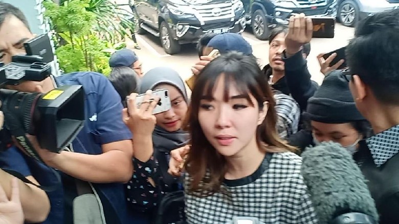 Ke Polda Metro, Gisel Bawa Bukti Baru Terkait Kasus Fitnah Video Syur Ke Polda Metro, Gisel Bawa Bukti Baru Terkait Kasus Fitnah Video Syur