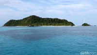 Pulau Senoa merupakan salah satu pulau terluar di Natuna. Pulau yang berada di sebelah timur Pulau Bungurang (Natuna) ini berbatasan dengan Malaysia dan Laut China Selatan.