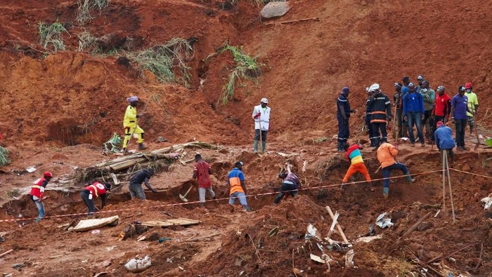 Hujan lebat yang melanda Kamerun Barat menyebabkan tanah longsor. Sedikitnya 42 orang tewas akibat insiden tersebut.