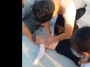 Viral Video Pria Selamatkan Anak Tenggelam dengan Digendong Terbalik