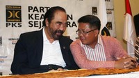 Keduanya tampak berbincang akrab di sela-sela jumpa pers. Momen akrab keduanya inilah yang sempat disinggung Jokowi ketika menghadiri HUT Golkar pada Rabu (6/11).  (Foto: Agung Pambudhy)