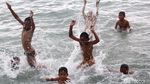 Potret Keceriaan Anak-anak di Perbatasan RI Bermain Air