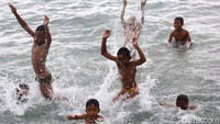 Tanpa kehadiran gawai atau ponsel, anak-anak di Natuna asyik bermain air dan berenang bersama kawan-kawan di laut.