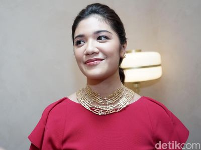 Gaya Istri Nadiem Makarim Pakai Kalung Unik, Cuma Satu di Indonesia