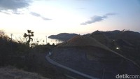 Semburat cahaya orange dari sunset adalah pemandangan yang dicari turis lokal dan mancanegara dari Bukit Sylvia atau Bukit Cinta (Foto: Ahmad Masaul Khoiri/detikcom)