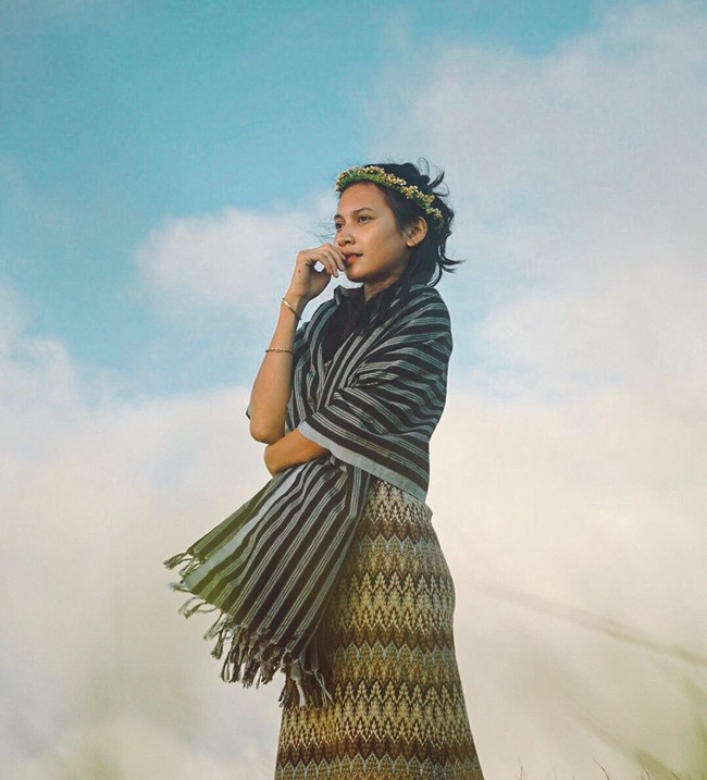 Inilah gaya manis Indah dengan balutan kain lurik. Wanita 22 tahun itu mempublikasikan hubungannya dengan Arie Kriting sejak Juni lalu. Namun menurut penuturan sang bunda, Indah dan Arie sudah dekat sejak 2017 lalu. Foto: dok. Instagram @indahpermatas