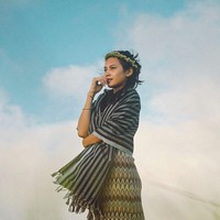 Inilah gaya manis Indah dengan balutan kain lurik. Wanita 22 tahun itu mempublikasikan hubungannya dengan Arie Kriting sejak Juni lalu. Namun menurut penuturan sang bunda, Indah dan Arie sudah dekat sejak 2017 lalu. Foto: dok. Instagram @indahpermatas