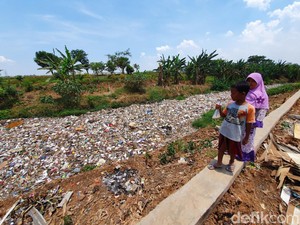 Sampah Menumpuk di Kali Jambe, DLH Bekasi: Solusinya Alat Berat