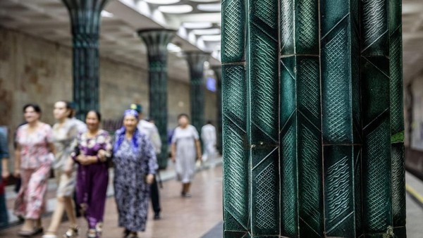 Pemerintah Uzbekistan melihat ini sebagai salah satu peluang dalam menarik jumlah wisatawan. Ini mengapa peraturan dilarang foto di stasiun kereta metro akhirnya dihapuskan. (Taylor Weidman/BBC)