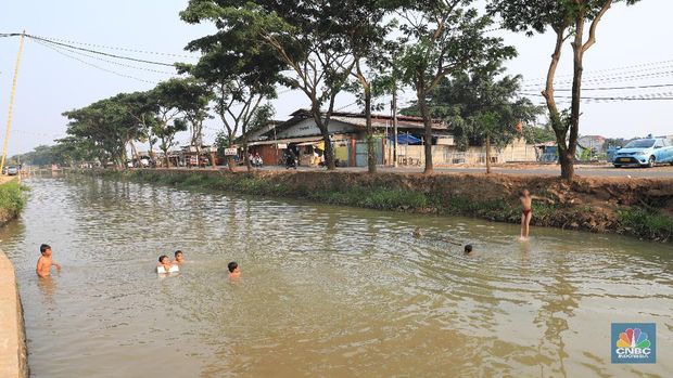 Kemarau panjang membuat sejumlah wilayah di Indonesia mengalami kekeringan, sejumlah wilayah di Kota Tangerang, Kabupaten Tangerang dan Kota Tangerang Selatan mengalami kekeringan dan warga mulai kesulitan air bersih. Di Kampung Sondol Rt. 05/Rw.02 Kec Spatan, Kebupaten Tangerang menemui beberapa warga yang memanfaatkan air kali Cisadane untuk mandi, mencuci, bahkan memasak masih menyaring air kali Cisadane ini. 