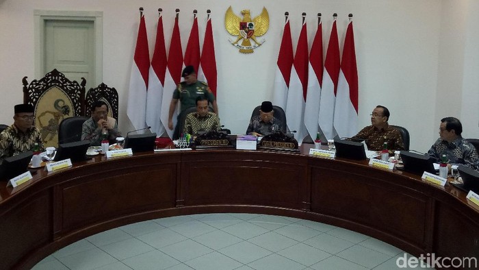 Suasana Hangat dan Hormat Prabowo ke Jokowi Saat Ratas Perdana