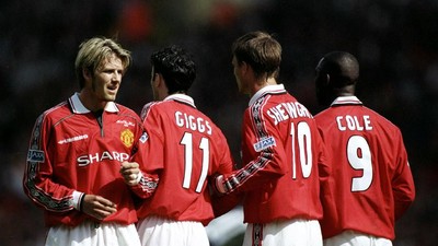 Bintang Sepakbola 1990-an: Memori Gocekan Ronaldo dan Rambut Beckham