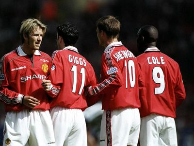 Bintang Sepakbola 1990-an: Memori Gocekan Ronaldo dan Rambut Beckham