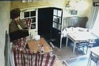 Seram! Pelayan Restoran Ini Bersihkan Meja Ditemani Hantu
