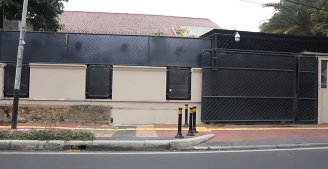 Rieta Amilia, atau yang akrab disapa Mama Rieta mendapat kunjungan dari Irfan Hakim dan anak serta menantunya, Raffi Ahmad dan Nagita Slavina (Gigi) di rumahnya. Tampak luar, rumah yang berada di kawasan Jakarta Selatan ini terlihat seperti tempat tinggal pada umumnya. Foto: YouTube/Rumah Seleb MNCTV