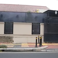 Rieta Amilia, atau yang akrab disapa Mama Rieta mendapat kunjungan dari Irfan Hakim dan anak serta menantunya, Raffi Ahmad dan Nagita Slavina (Gigi) di rumahnya. Tampak luar, rumah yang berada di kawasan Jakarta Selatan ini terlihat seperti tempat tinggal pada umumnya. Foto: YouTube/Rumah Seleb MNCTV