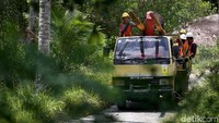 Setelah muatan truk turun, pekerjaan belum selesai, para pekerja dengan sigap langsung membopong tiang tersebut beramai-ramai ke titik penanaman tiang.