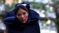 Seorang warga Thailand mengaplikasikan dirinya menjadi hantu kepala buntung dalam perayaan Halloween di Bangkok.