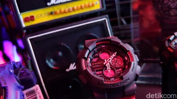 Fitur anyar yang tersemat di jam ini, seperti magnetic resistance yang bikin perangkat ini anti-eror saat berada di dekat medan magnet yang kuat. Kemudian ada juga shock resistance sebagai penanda telah diuji ketahanan bantingnya dan water resistance. Foto: Agus Tri Haryanto/detikINET