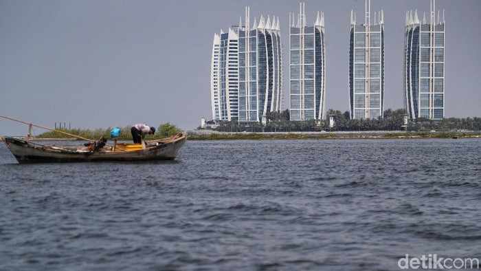 Sejumlah nelayan di Muara Angke, Penjaringan, Jakarta Utara mengeluhkan keberadaan Pulau G yang kerap kali mengganggu aktivitas melaut mereka.
