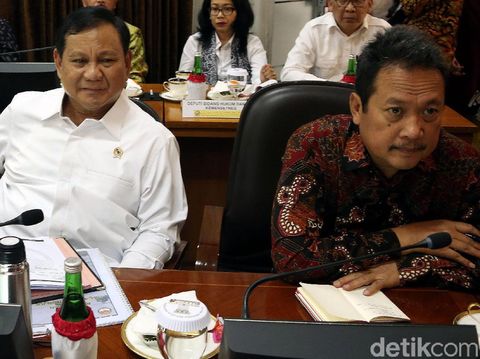 Menhan Prabowo Subianto dan para menteri lain di Kabinet Indonesia Maju hadiri rapat terbatas yang digelar Jokowi. Ada sejumlah hal yang dibahas di ratas itu.