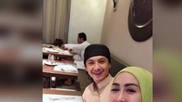 Saat sedang menjalankan ibadah umrohnya, Ratu Meta bertemu dengan temannya saat sedang makan di sebuah restoran. Ia pun langsung manfaatkan dengan ber-selfie. Foto: Instagram @ratu_meta705