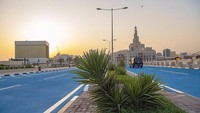 Dengan dicat warna biru, suhu jalanan bisa turun hingga 15-20 derajat celcius. Warna biru terbukti bisa memantulkan panas dibandingkan jalanan aspal hitam yang menyimpan panas (dok. The Peninsula)