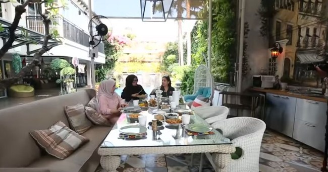 Sementara sesi makan-makan bersama lebih sering dilakukan di ruangan semi-outdoor yang berhadapan langsung dengan kolam renang. Foto: YouTube/Rumah Seleb MNCTV