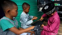 Alat-alat yang digunakan untuk membuat layang-layang ini pun cenderung sederhana. Hanya bermodalkan kantung plastik, benang, dan bambu maupun lidi.