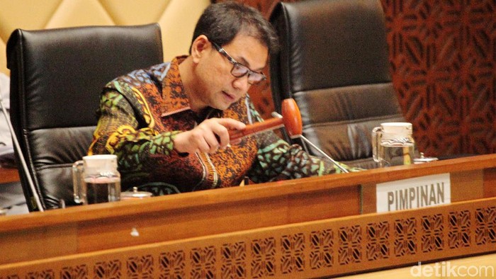 Wakil Ketua DPR II Aziz Syamsudin memimpin pelantikan pimpinan Komisi II DPR di Komplek Parlemen, Senayan, Jakarta, Kamis (31/10/2019). Mereka yang dilantik adalah Ketua Komisi II DPR Ahmad Doli Kurnia dari Fraksi Golkar, Wakil Ketua Arif Wibowo Fraksi PDIP, Saan Mustopa Fraksi NasDem, Yaqut Cholil Fraksi PKB, dan Arwani Thomafi Fraksi PPP.