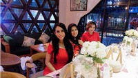 Saat mengunjungi kafe bertema bunga mawar, Ratu Meta dan kedua temannya kompak menggunakan dress berwarna merah. Foto: Instagram @ratu_meta705