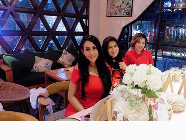 Ini Momen Kompak Kulineran Ratu Meta dengan Sahabatnya