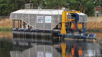 Pemerintah melakukan riset pengumpulan sampah plastik di sungai menggunakan sistem Interceptor 001 yang ditempatkan di Cengkareng, Jakarta.