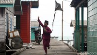 Tak jarang anak-anak tersebut berlari sambil mengangkat layang-layangnya. Hal itu dilakukan agar layang-layang tersebut dapat terbang tinggi.