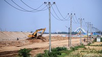 Alat berat seperti backhoe sedang melakukan pengerukan tanah dan buldoozer sedang melakukan pemadatan tanah di area yang nantinya akan menjadi garasi kreta cepat itu.