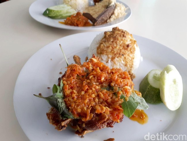 Pedas Mampus Bebek Penyet Ada di 5 Tempat Makan Ini