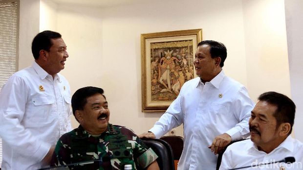 Suasana Hangat dan Hormat Prabowo ke Jokowi Saat Ratas Perdana