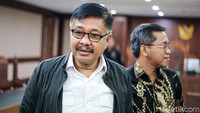 Mantan Gubernur Sulawesi Utara (Sultra) disampingi tim kuasa hukum ajukan peninjauan kembali (PK) di Pengadilan Tipikor, Jakarta, Kamis (31/10/2019).
