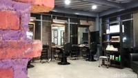Titik diler ini berlokasi di Jalan Kembang Kerep no.1, Kembangan Selatan, Jakarta Barat. Berdiri di atas lahan 1.756 m2 dengan luas bangunan 1.100 m2, diler ini memiliki beberapa fasilitas unik.