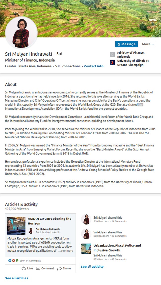 Sri Mulyani Indrawati, Menteri Keuangan Republik Indonesia Bisa dilihat jika Sri Mulyani langsung menampilkan siapa dirinya dan pengalaman kerjanya. Dalam About, menteri tersebut juga menuliskan daftar pendidikan akademis di bagian bawah. Dua hal tersebut memang paling penting dalam mempromosikan karier. Foto: LinkedIn
