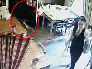 Seram! Pelayan Restoran Ini Bersihkan Meja Ditemani Hantu